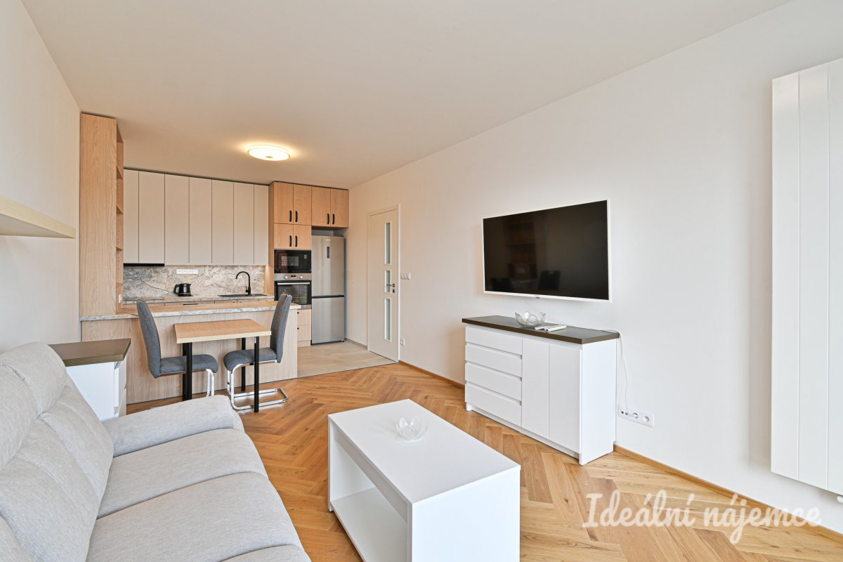 Pronájem bytu 2+kk, Poděbradova, Královo Pole,  25.000 Kč/měs, 69 m2 + 1500 Kč/ měs. parkovací stání