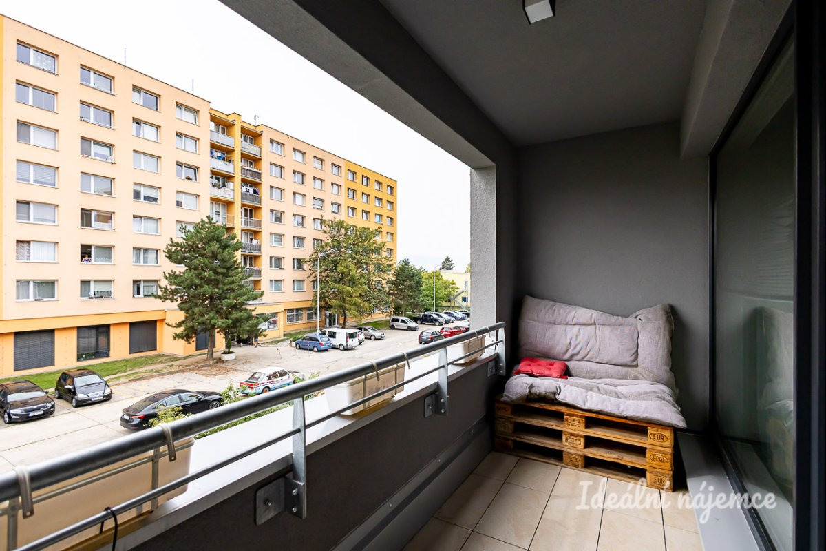 Pronájem bezbariérového bytu 1+kk s prostornou lodžií, Na domovině, Libuš,  35 m2