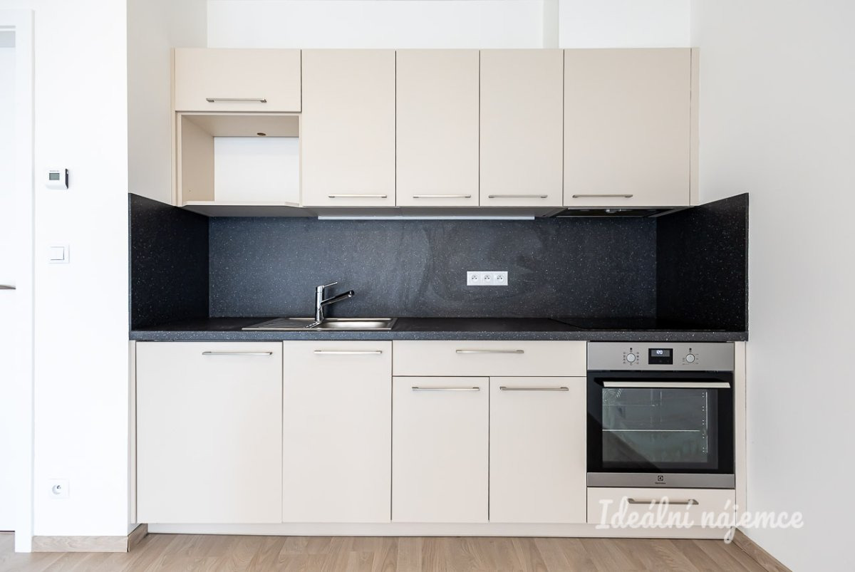 Pronájem bezbariérového bytu 1+kk s prostornou lodžií, Na domovině, Libuš,  35 m2