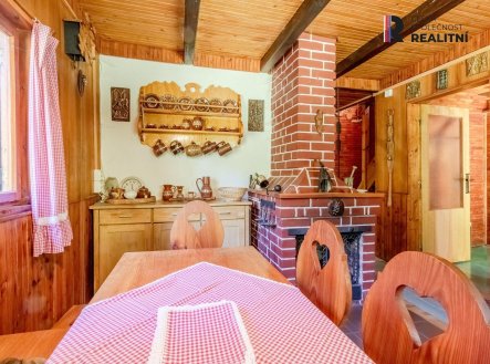 obývací pokoj s krbem | Prodej - chata/rekreační objekt, 42 m²