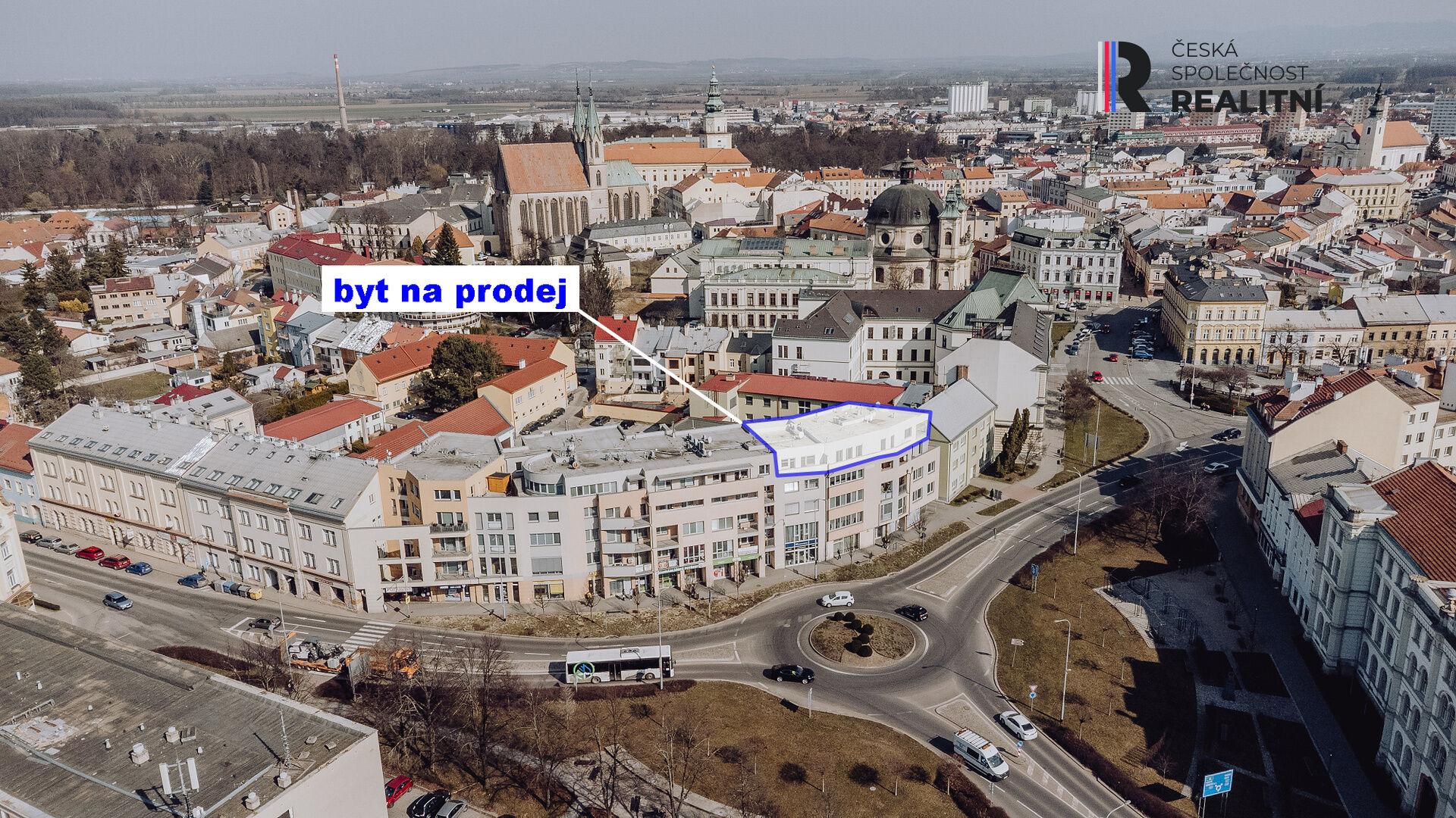 Prodej výjimečně prostorného bytu 5+2 se 3 koupelnami a terasami v srdci Kroměříže na náměstí Míru.