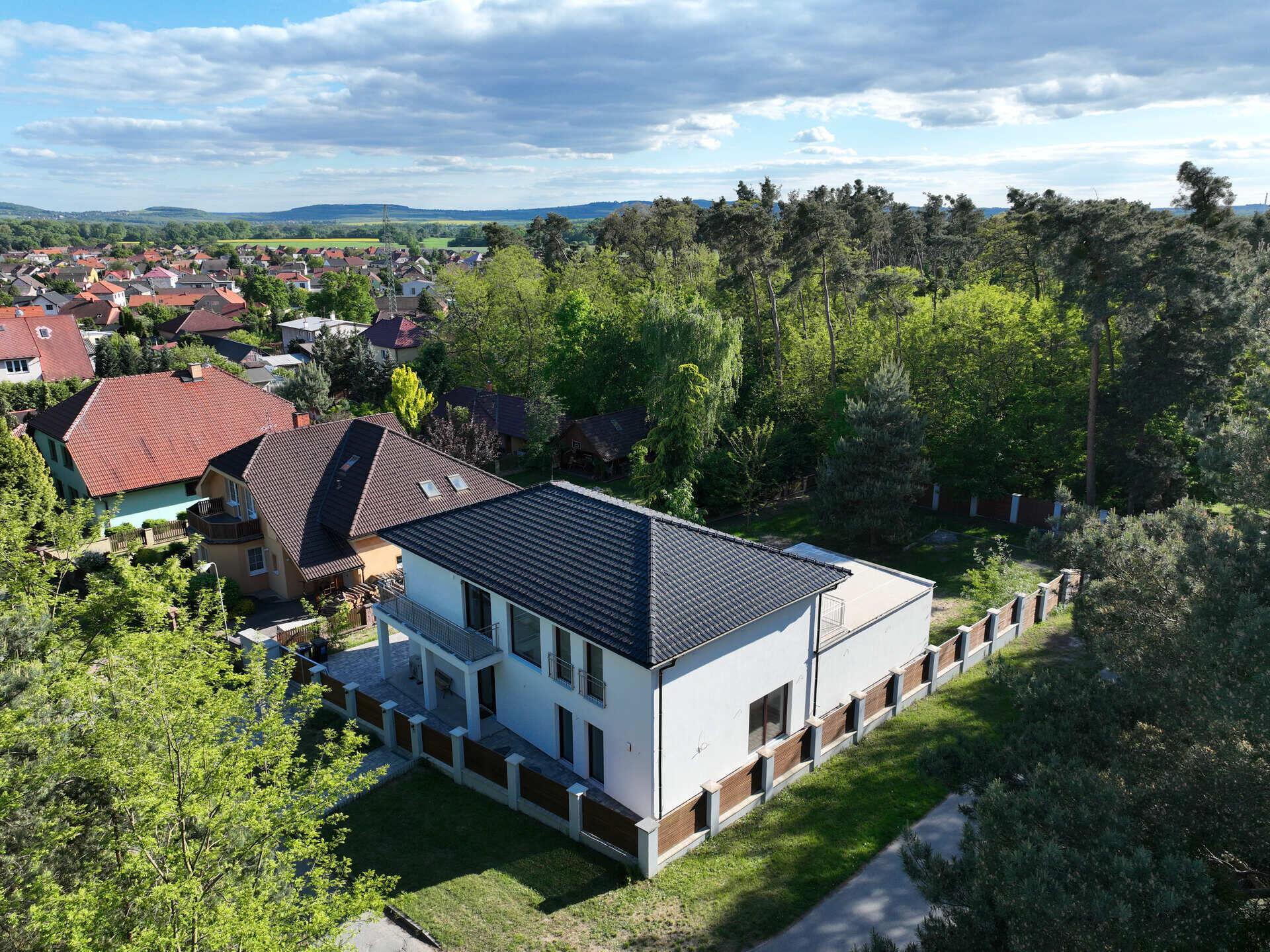 Moderní rodinný dům na rohové parcele ve Třech Dvorech