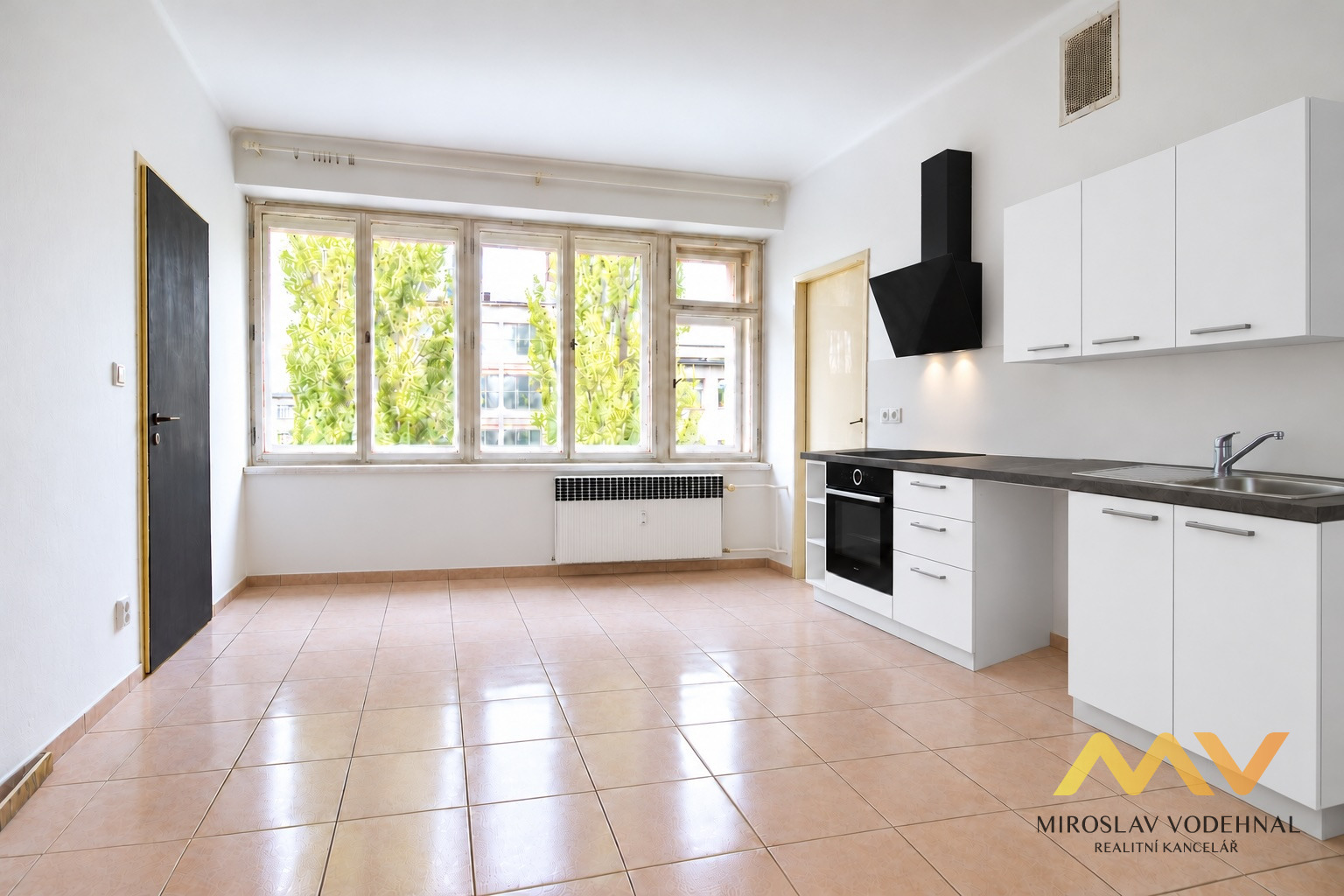 Pronájem prostorného bytu 3+1, 98 m² s balkonem, Hradec Králové – ul. Nerudova.