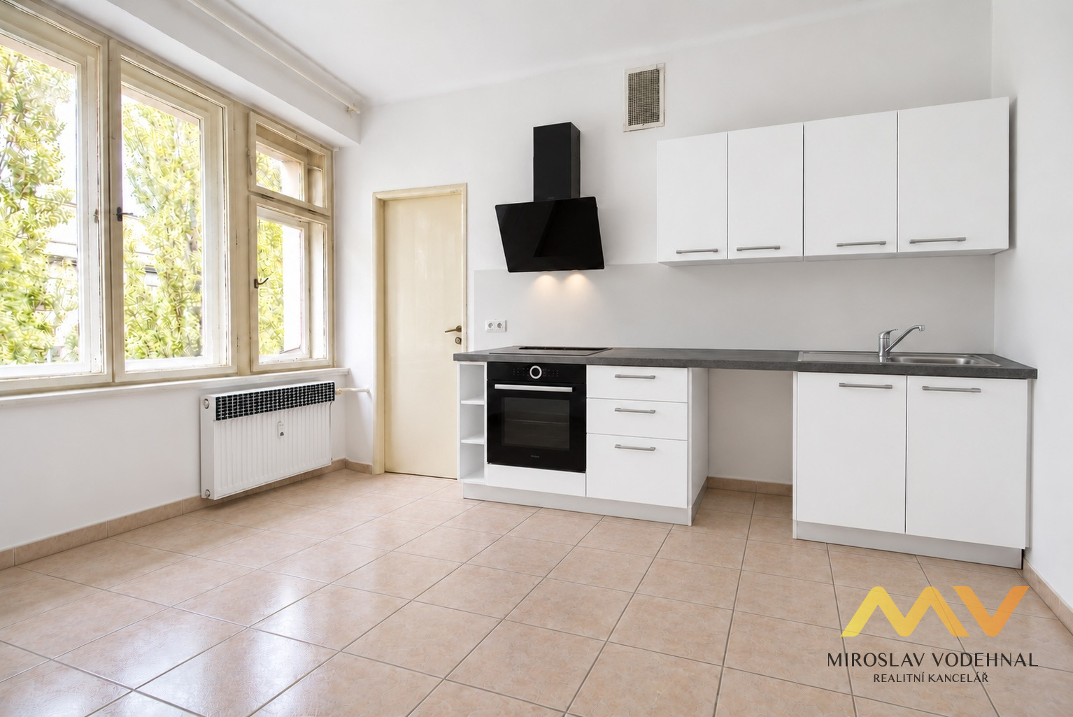 Pronájem prostorného bytu 3+1, 98 m² s balkonem, Hradec Králové – ul. Nerudova.