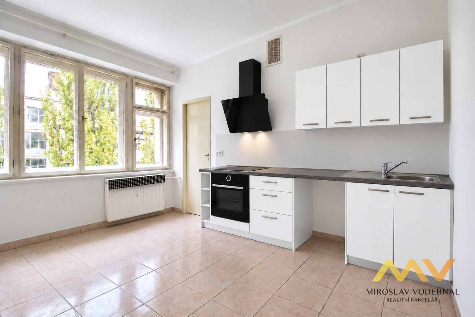Pronájem prostorného bytu 3+1, 98 m² s balkonem, Hradec Králové – ul. Nerudova.