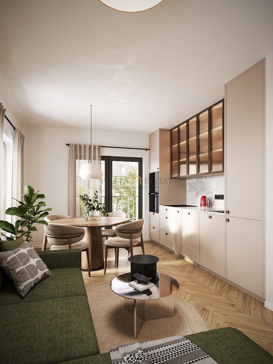 Světlý obývací pokoj s moderní kuchyní, parketová podlaha, velká okna a elegantní nábytek, propojený se zeleným balkonem.