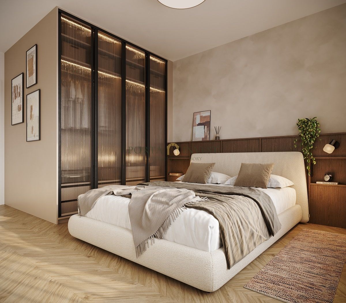 Prostorná ložnice s parketovou podlahou, vestavěné skříně s prosklenými dveřmi, moderní design a jemné osvětlení vytvářejí útulnou atmosféru.