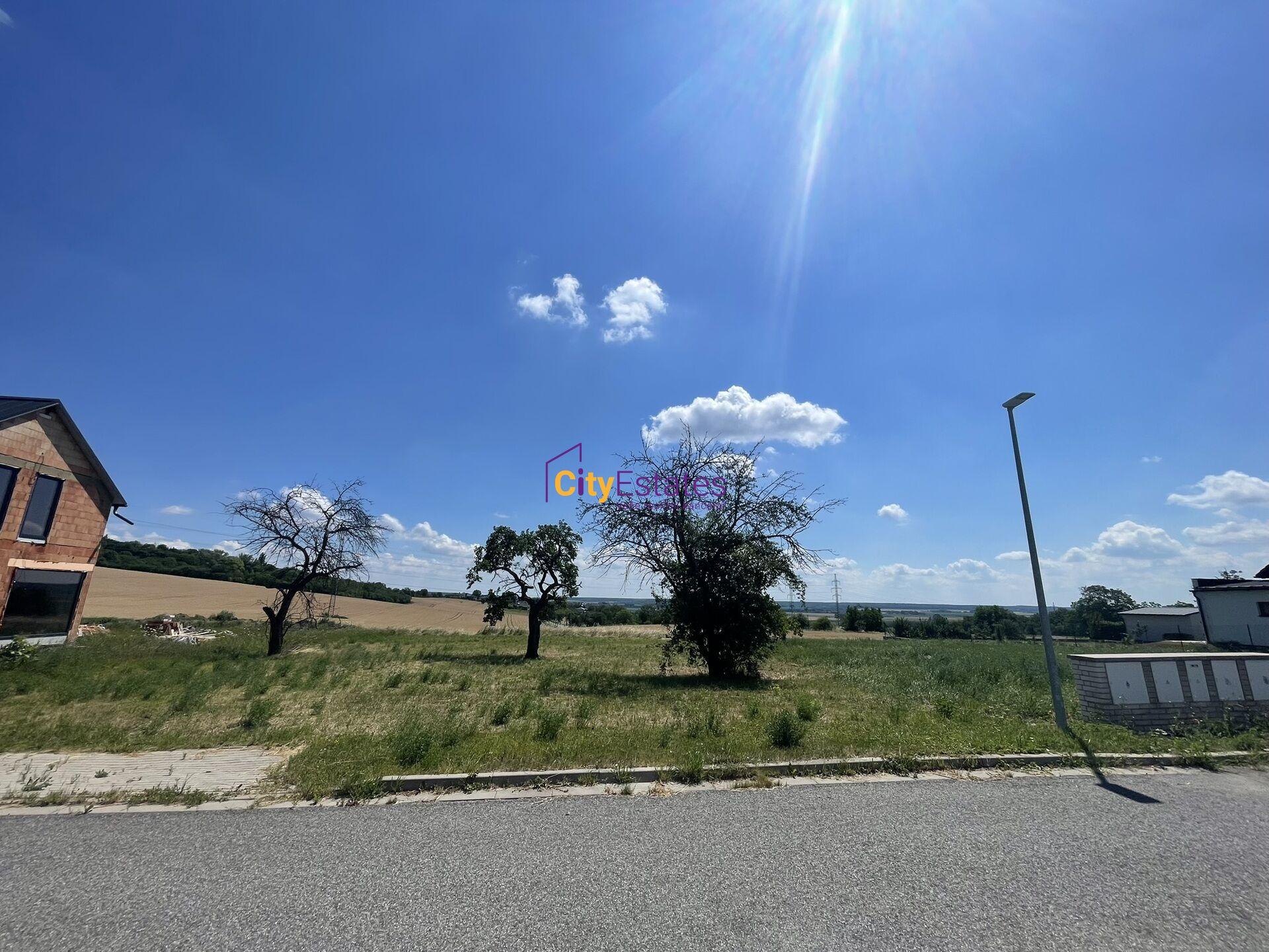 Stavební zasíťovaný pozemek na prodej
