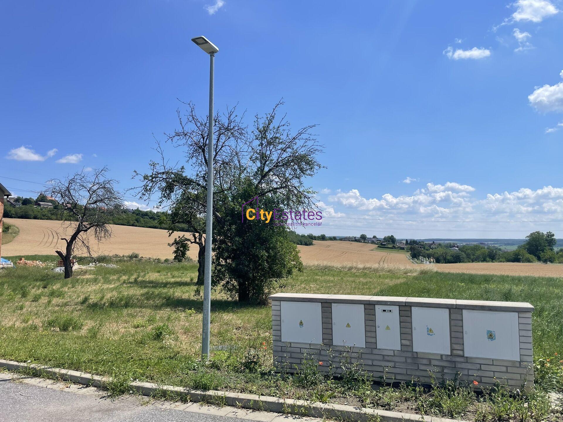 Stavební zasíťovaný pozemek na prodej