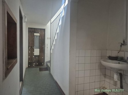 Pronájem výrobní prostory, 1 100 m²