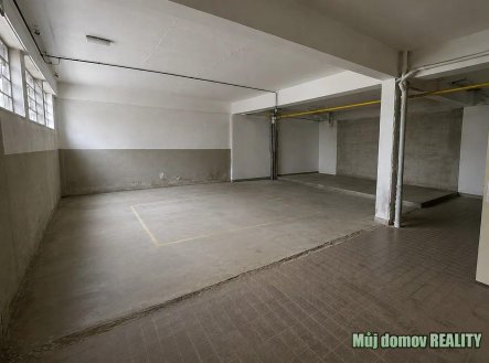 Pronájem komerčního objektu, průmyslový areál, 420 m²