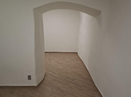 Pronájem - obchodní prostor, 210 m²