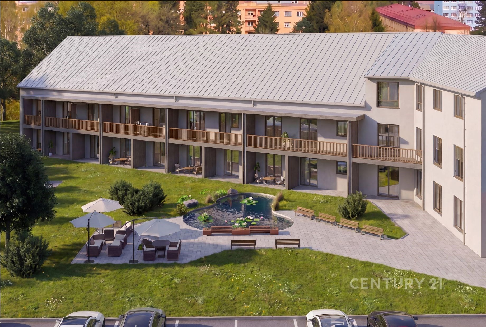 Moderní bytový dům se světlou fasádou a dřevěnými balkony, parková úprava s jezírkem, venkovní posezení, prostorné parkoviště