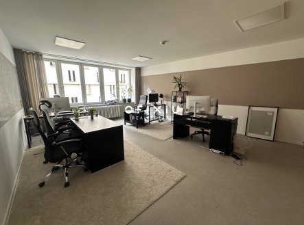 Pronájem kanceláře, 380 m²