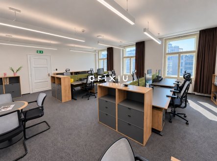 Pronájem kanceláře, 294 m²