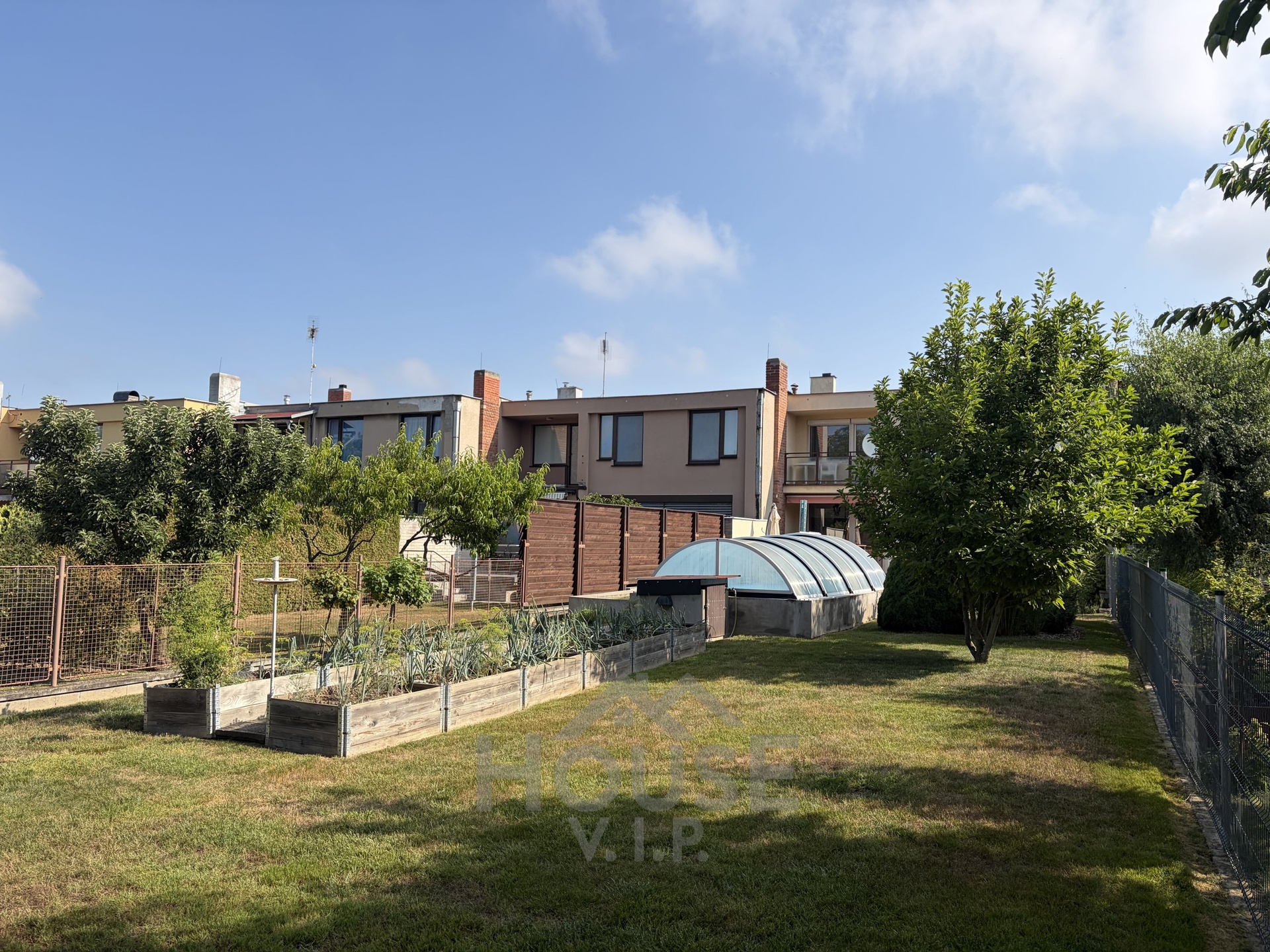 Prodej rodinného domu 280 m² s bazénem a garáží, pozemek 466 m² – Benešov