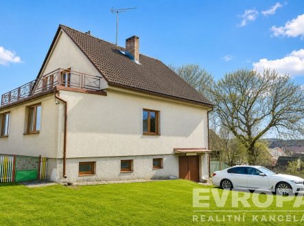Rodinný dům s balkónem, dřevěnými okny a velkou zahradou. Nabízí dost prostoru, jasný výhled a klidné okolí, ideální pro rodinné bydlení. | Prodej - dům/vila, 263 m²