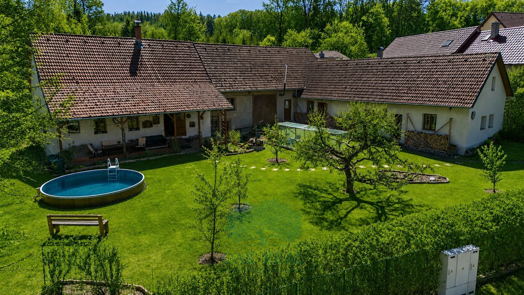 Pohled na přední zahradu a všechny tři budovy AI