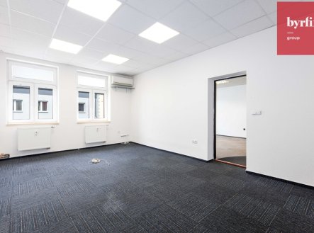 Pronájem kanceláře, 273 m²