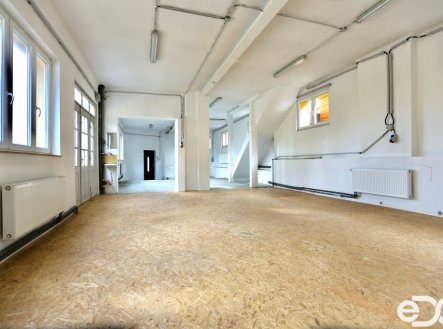 Pronájem kanceláře, 300 m²