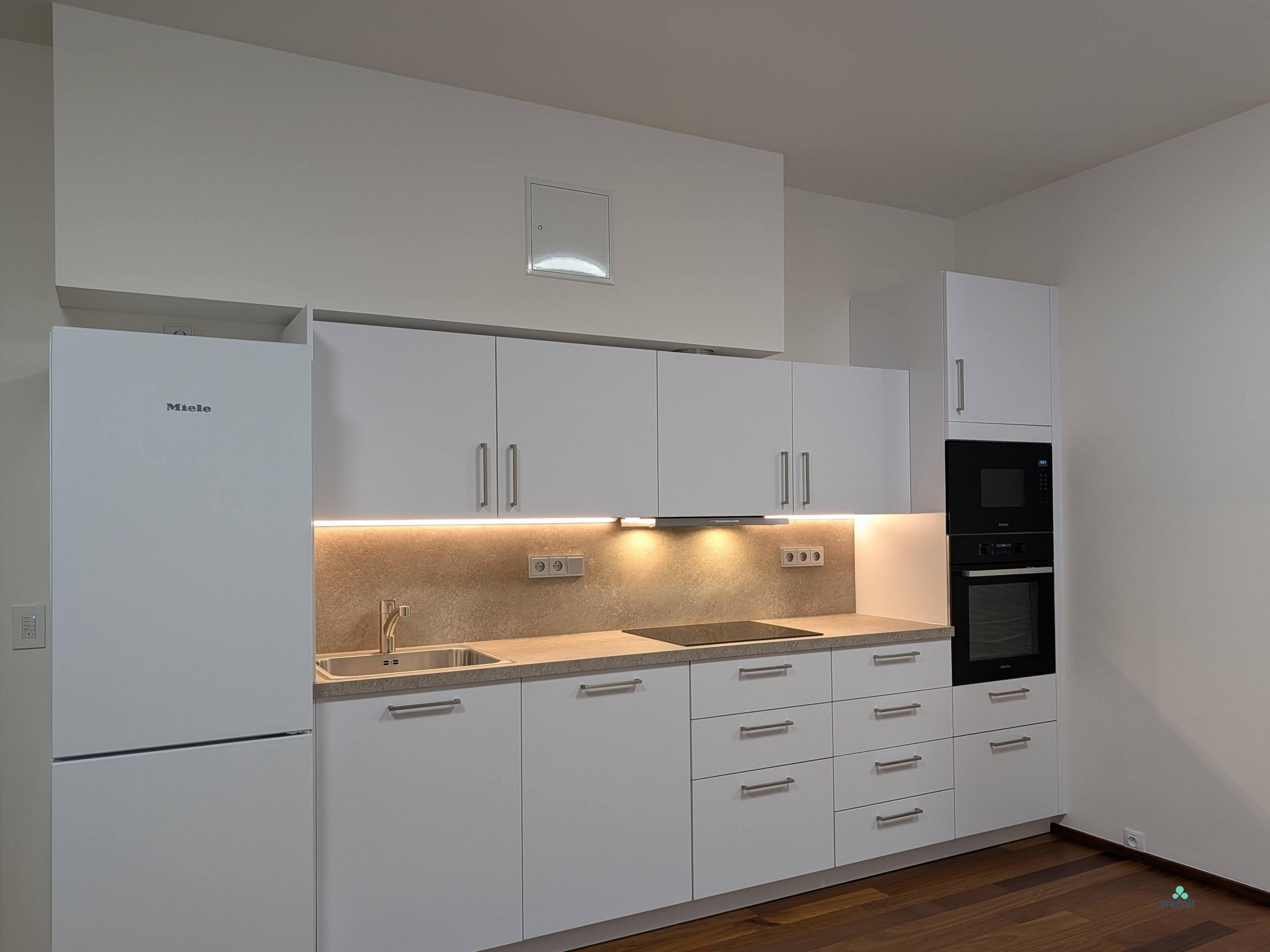 Pronájem luxusního bytu 2+kk 72 m² + lodžie 8 m² + garáž+sklep