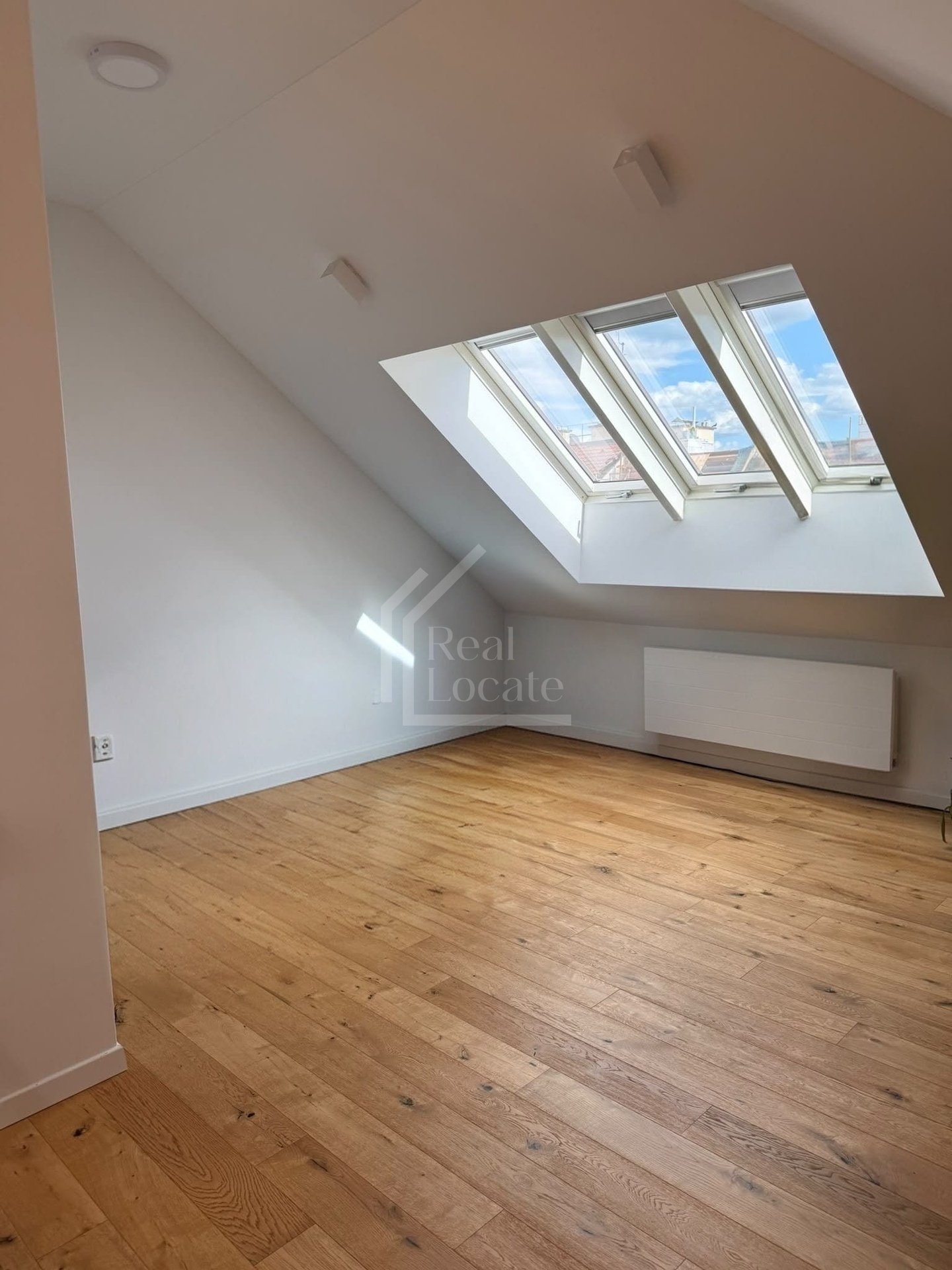 Pronájem luxusního, slunného podkrovního bytu 3+kk (124,30 m²) - Třebízského 8, Praha