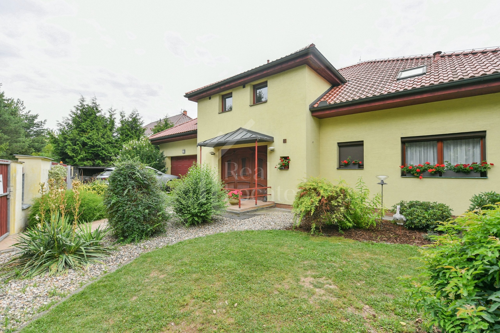 Pronájem reprezentativní rodinné vily 5+1, 310m2, pozemek 814 m², 2 parkovací stání, Na Průhonu - Či