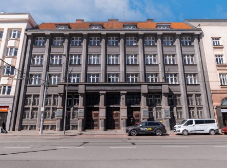 Prodej jiné komerční nemovitosti, 1 800 m² obrázek