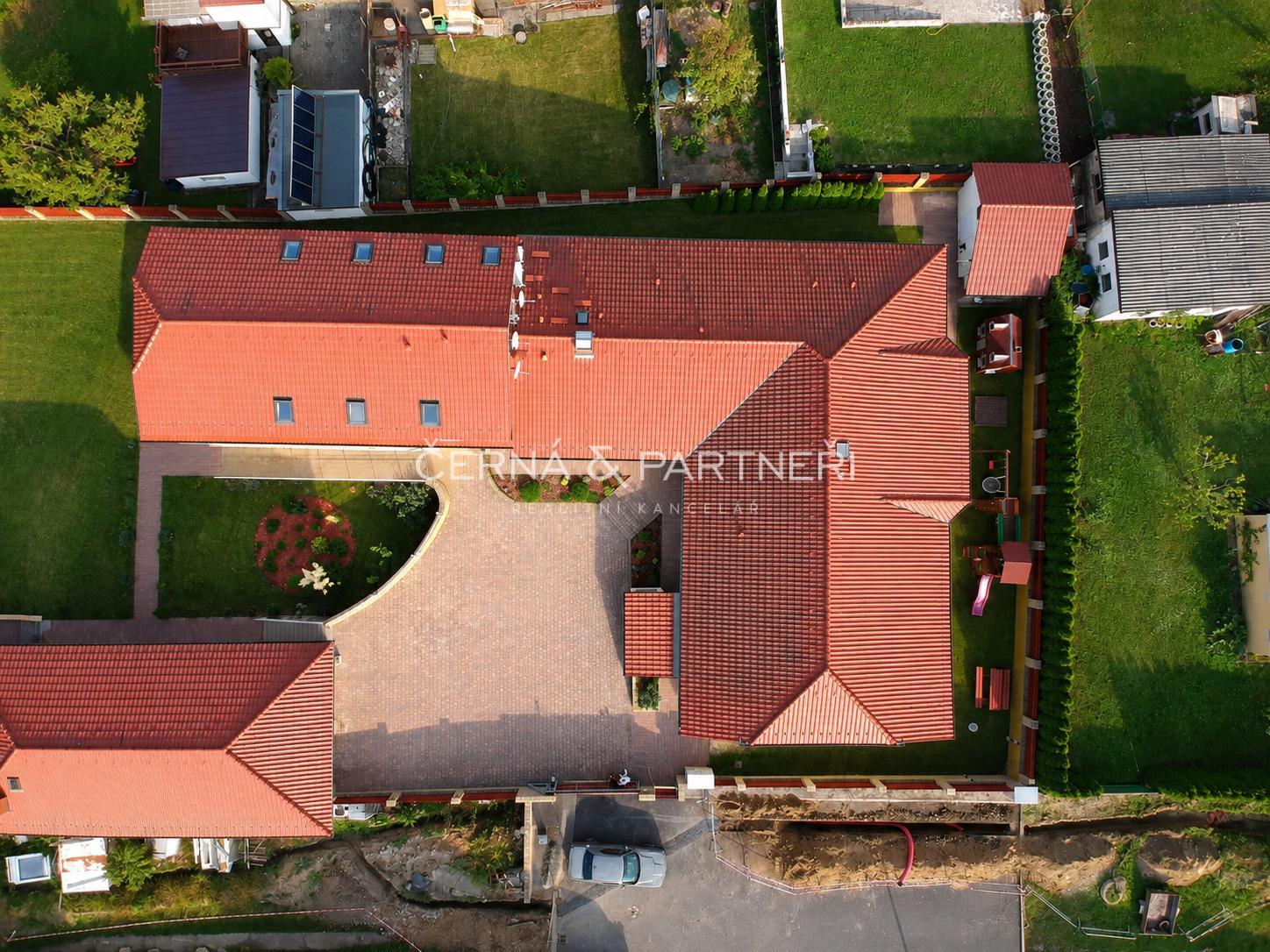 VILA VENEK 02