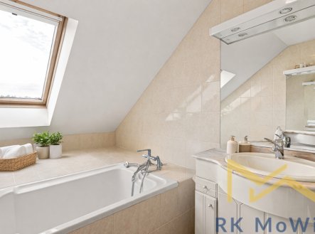 koupelna-pod-sikmou-strechou-se-stresnim-oknem.png | Pronájem - dům/vila, 340 m²