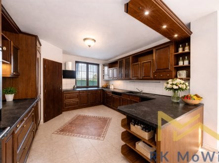 prostorna-kuchyne-s-drevenym-nabytkem.png | Pronájem - dům/vila, 390 m²