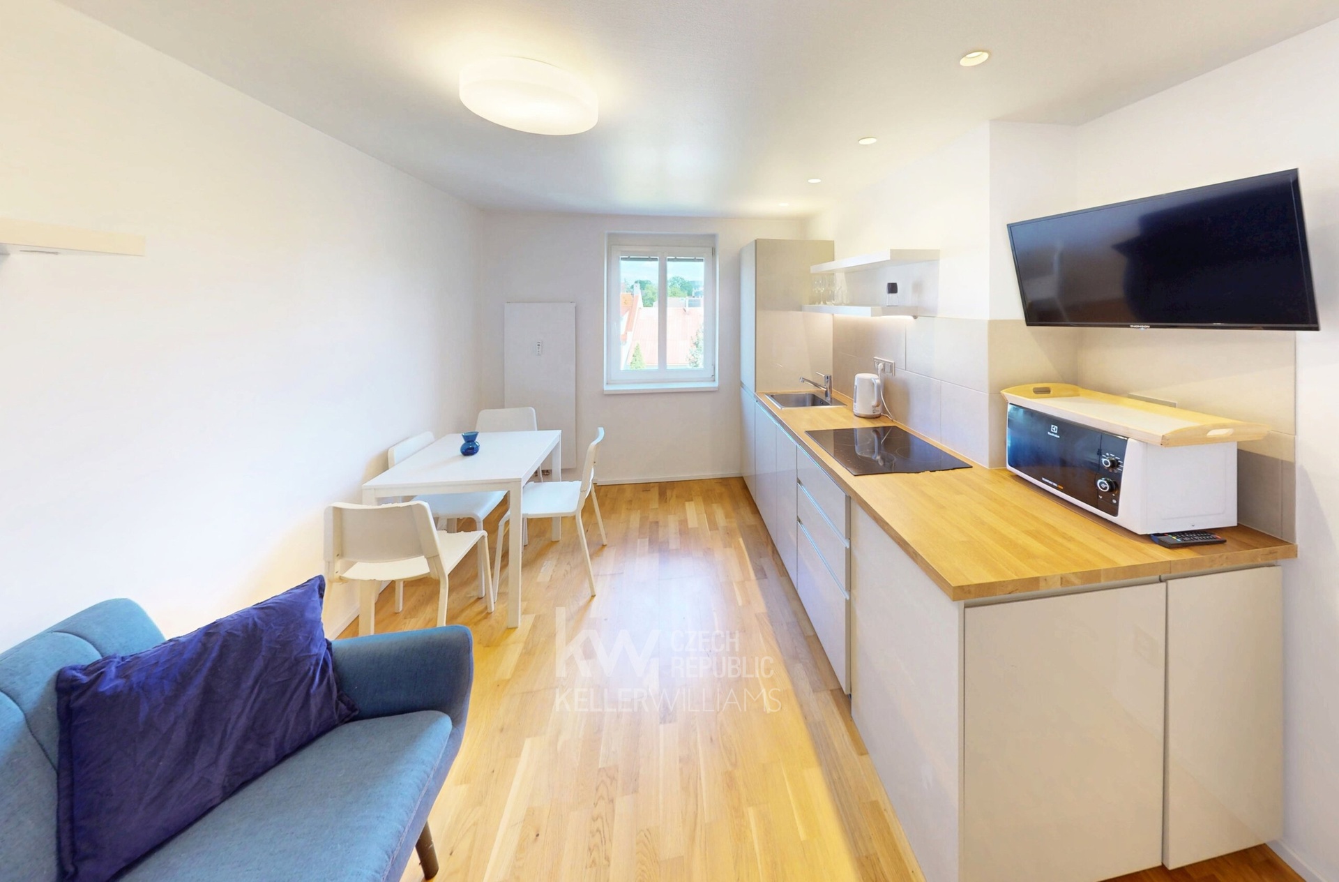 OBÝVACÍ POKOJ S KUCH. KOUTEM/ LIVING ROOM WITH KITCHENETTE