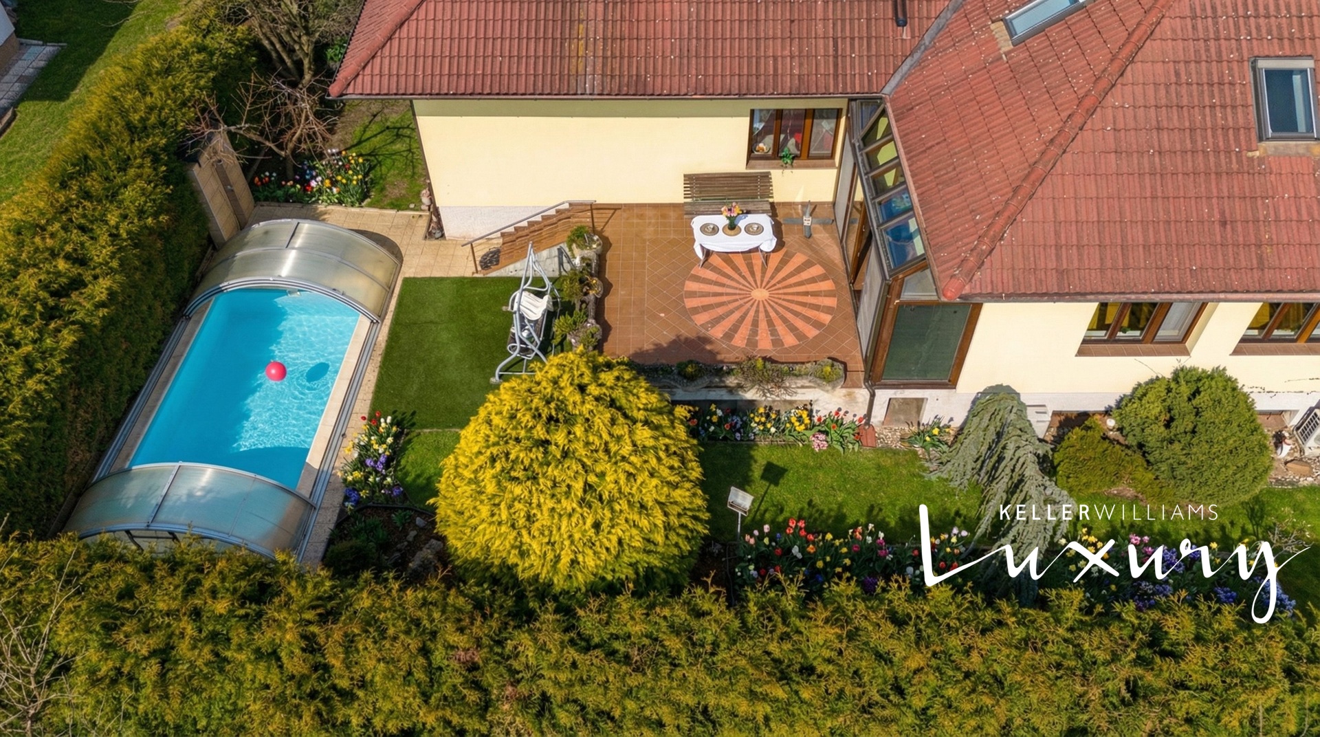 Rodinný dům 5+kk s bazénem, wellness a prostorným suterénem ve Veleni u Prahy