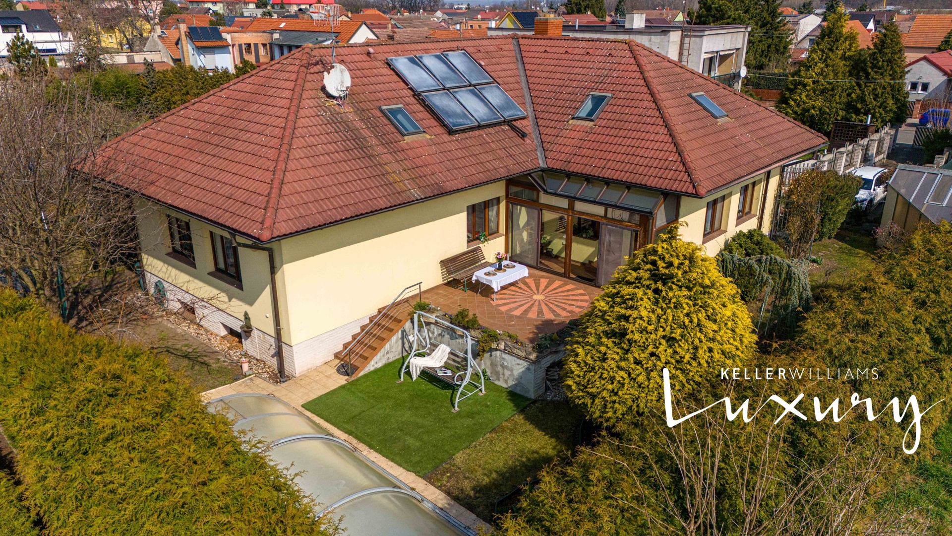 Rodinný dům 5+kk s bazénem, wellness a prostorným suterénem ve Veleni u Prahy