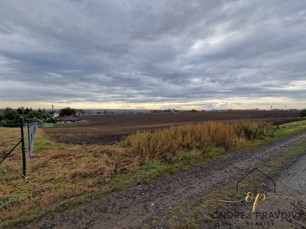 Pozemek s příjezdovou cestou
