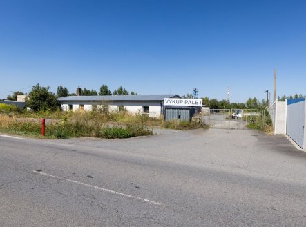 skladu, 896 m²