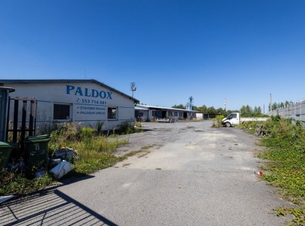 skladu, 896 m²