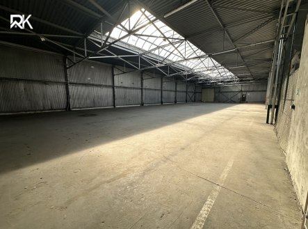Pronájem skladu, 896 m²