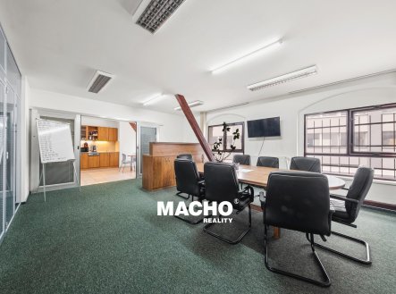 Pronájem kanceláře, 370 m²