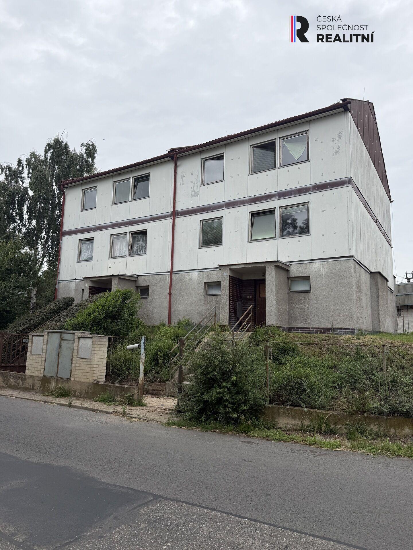 Prodej třípodlažního domu, dvě bytové jednotky 3+1, úložné prostory, pozemek