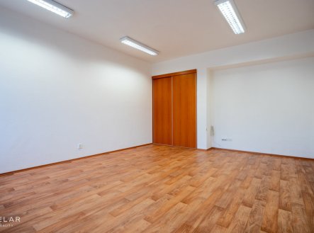 Pronájem kanceláře, 328 m²
