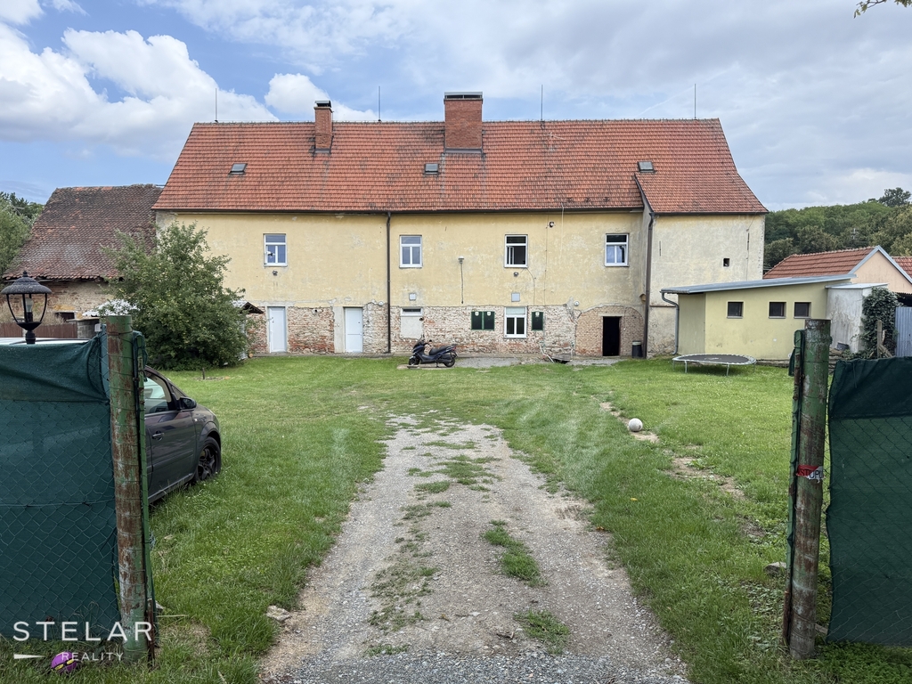 Příjezdová cesta zezadu domu