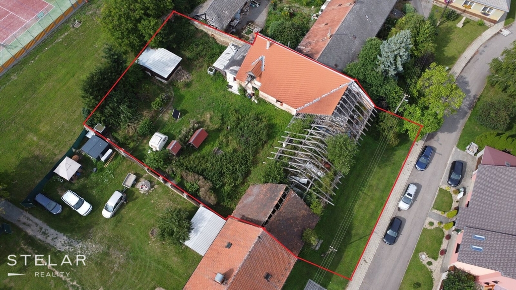 Dron z výšky se zakreslením