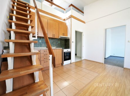 kuchyně se schodištěm do mezonetu  | Pronájem bytu, 2+kk, 53 m²