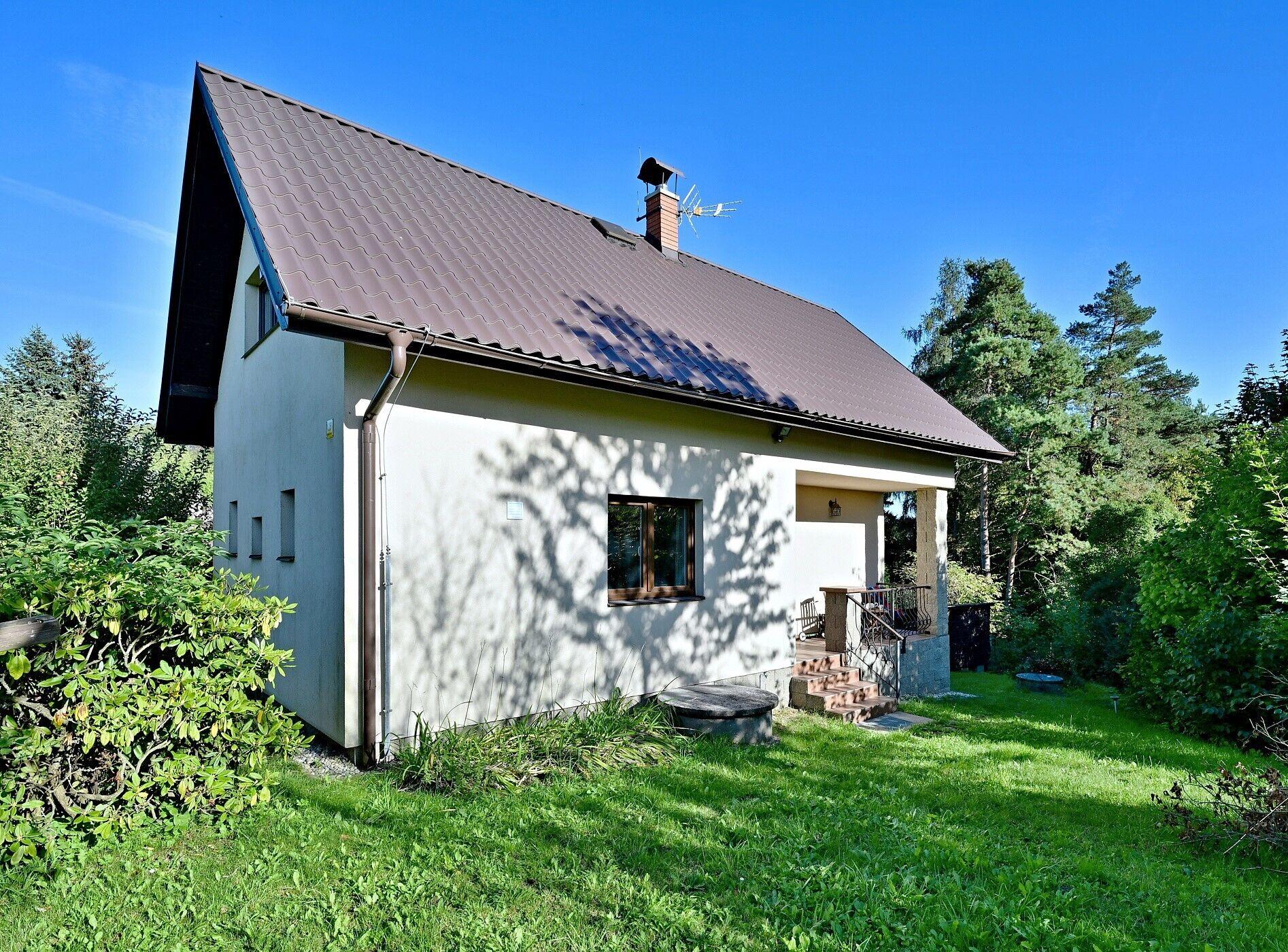Chalupa k trvalému bydlení, celková plocha 156m², pozemek 441m², sklep, studna, zahradní domek.