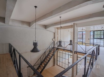 Útulné schodiště s dřevěnými schody, moderní kovové zábradlí a velká okna, kombinace industriálního a moderního stylu, světlý interiér. | Prodej bytu, 4+kk, 176 m²