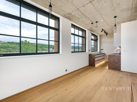 Světlý obývací pokoj s parketovou podlahou a velkými okny, moderní betonový strop, minimalistický design, přírodní výhled | Pronájem bytu, 3+kk, 74 m²