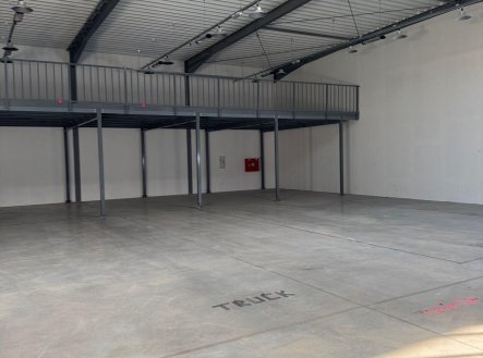Pronájem skladu, 1 000 m²