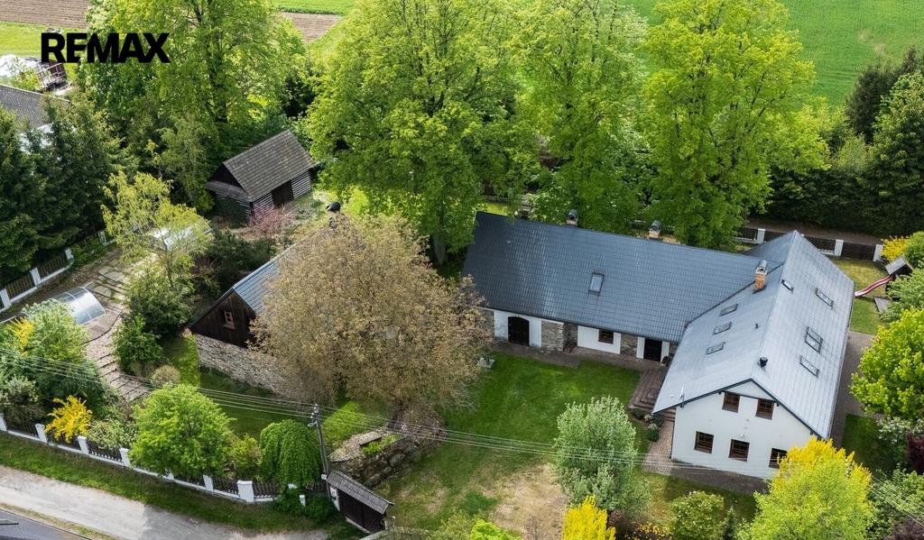 pohled z dronu se stodolou, roubenkou