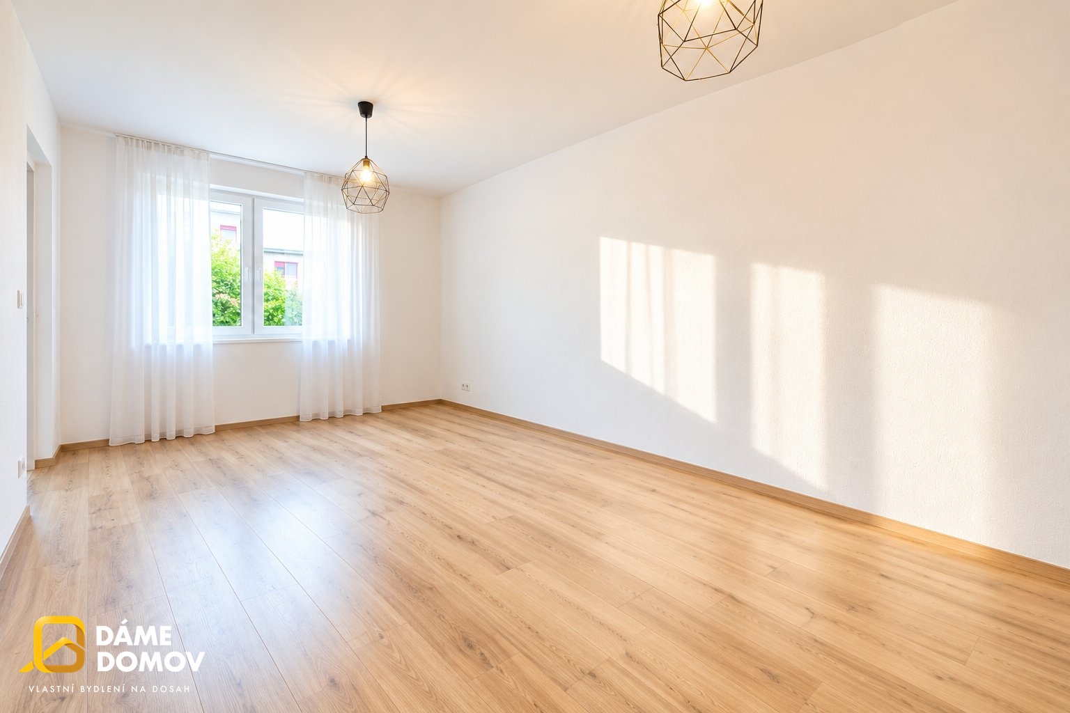 Minimalistní pokoj zalitý denním světlem
